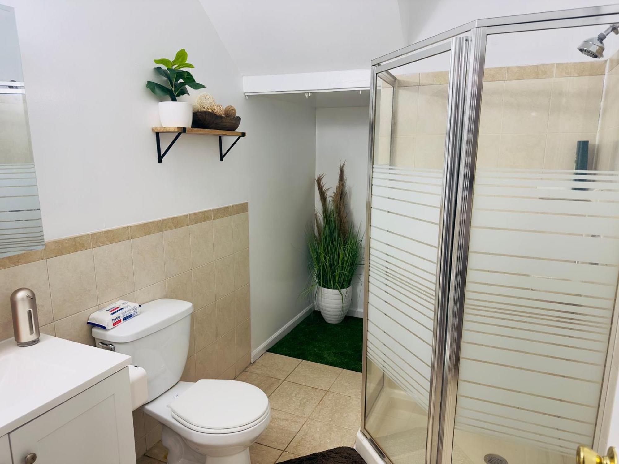 Cosy Bedroom 6 minutes to EWR Prudential Hotels Pen station Newark Exterior foto